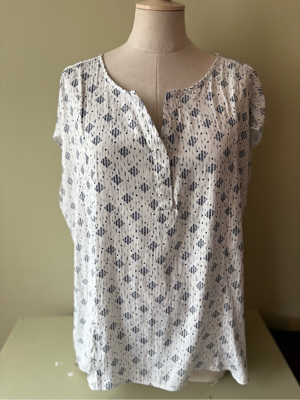 Ricki's White and Navy Diamond-Print Short Sleeve Henley XL